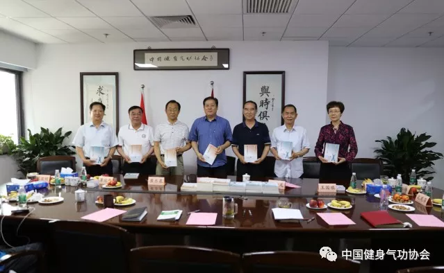 New Editions of Health Qigong General Textbooks Launched