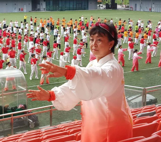 新加坡气功十八式协会800人健身气功观摩会